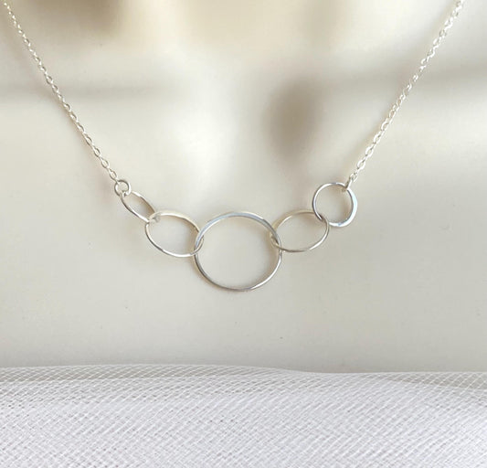 Sterling Silver 5 Interlocking Circle Necklace • Family Circle Pendant Necklace